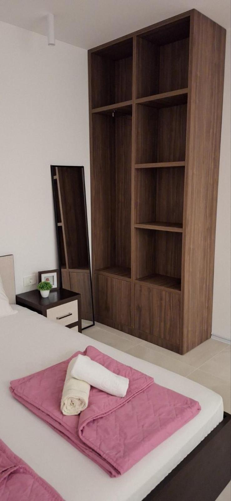 Four Roses, Apartament *